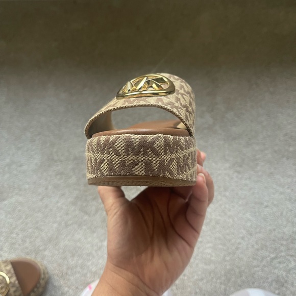 I am selling this Vite Michael kors platform sandals ! - Picture 3 of 7